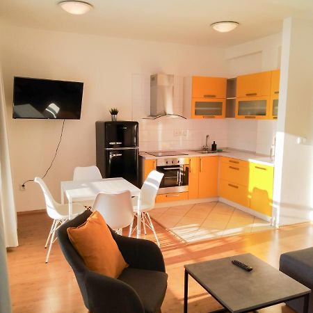 Yellow Apartment Ostrava Buitenkant foto