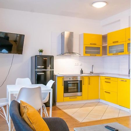 Yellow Apartment Ostrava Buitenkant foto