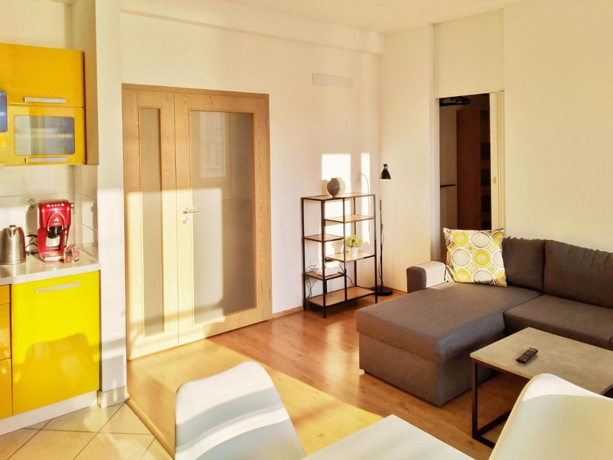 Yellow Apartment Ostrava Buitenkant foto