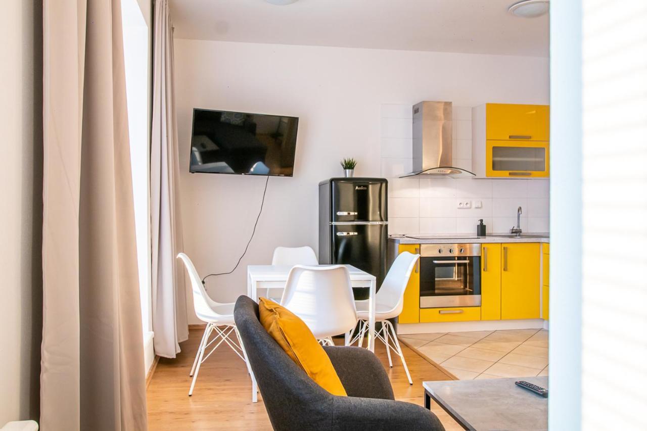 Yellow Apartment Ostrava Buitenkant foto