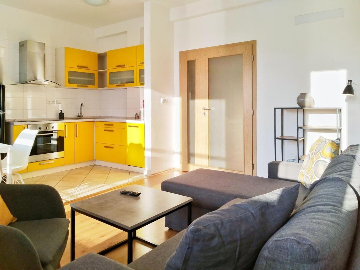 Yellow Apartment Ostrava Buitenkant foto