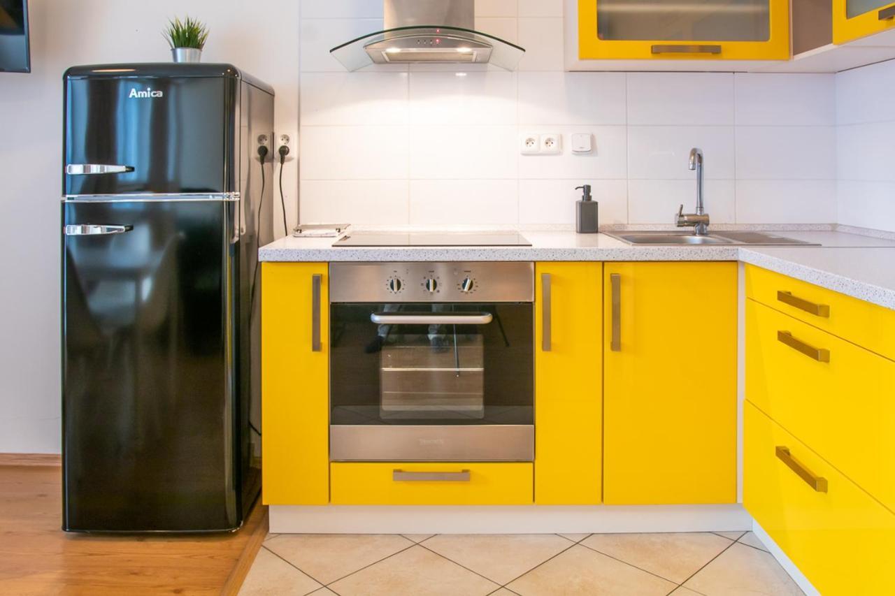 Yellow Apartment Ostrava Buitenkant foto