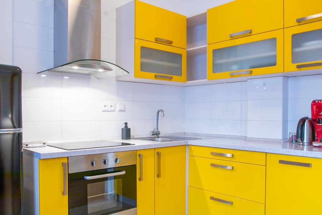 Yellow Apartment Ostrava Buitenkant foto