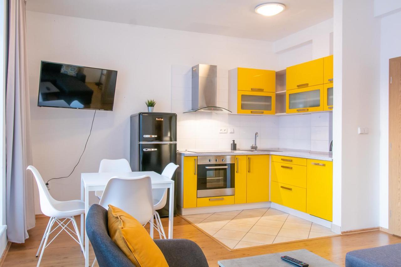 Yellow Apartment Ostrava Buitenkant foto