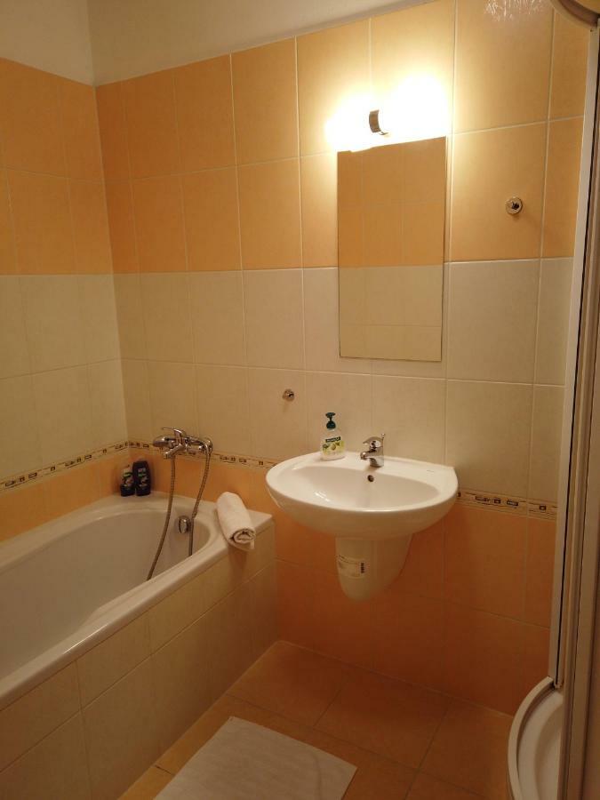 Yellow Apartment Ostrava Buitenkant foto